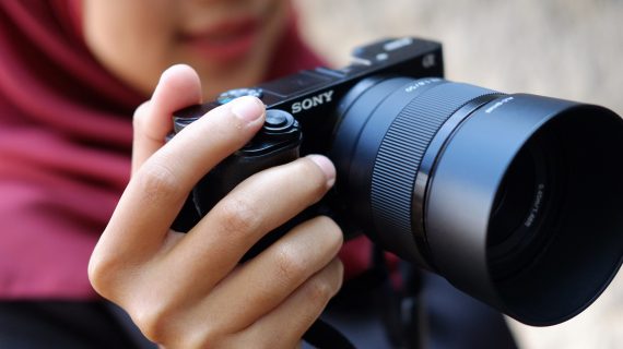 Lensa Sony FE 50mm f/1.8 Raja Bokeh Andalan Fotografer